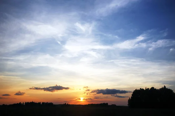 Σύννεφα στον ουρανό το ηλιοβασίλεμα — Φωτογραφία Αρχείου