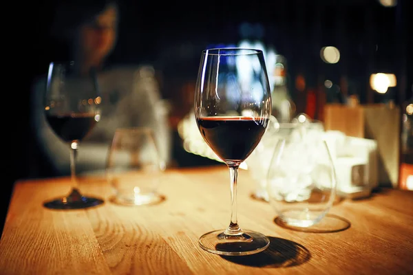 Glas wijn op tafel — Stockfoto