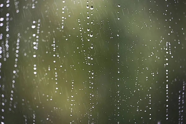 Des gouttes de pluie coulent dans le verre — Photo