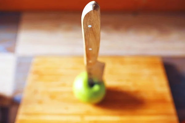 Grüner Apfel und Messer — Stockfoto