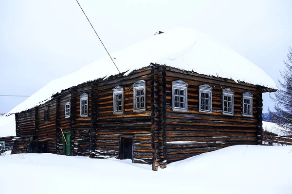 Stary dom w zimie — Zdjęcie stockowe