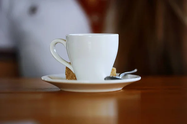 Kupa van az asztalon egy kávézóban — Stock Fotó