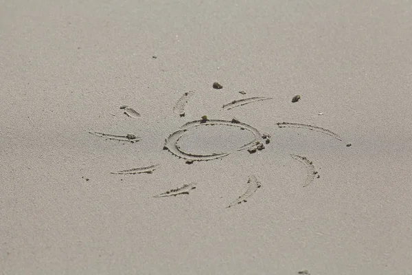 güneş kum üzerinde çizim 