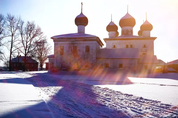 Iglesia en el pueblo en invierno —  Fotos de Stock