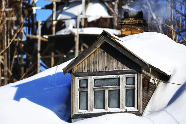 Eglise dans le village en hiver — Photo