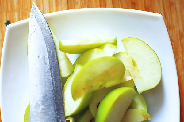 Gesneden groene appel op de tafel — Stockfoto