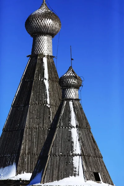 Kerk in het dorp in de winter — Stockfoto