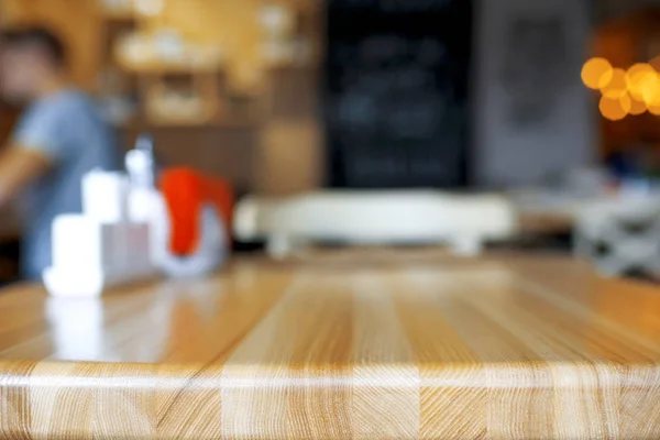 카페에서 광택 나무 테이블 — 스톡 사진