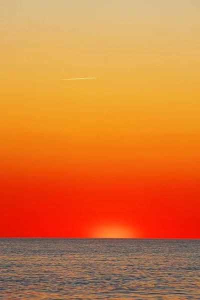 Rayos asombrosos de la puesta de sol roja — Foto de Stock