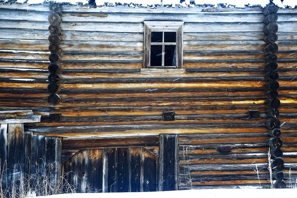 Gammalt hus på vintern — Stockfoto