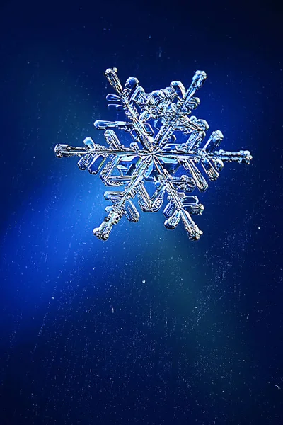 Floco de neve em um fundo azul — Fotografia de Stock