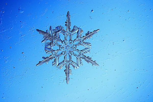 Νιφάδα χιονιού σε μπλε φόντο — Φωτογραφία Αρχείου