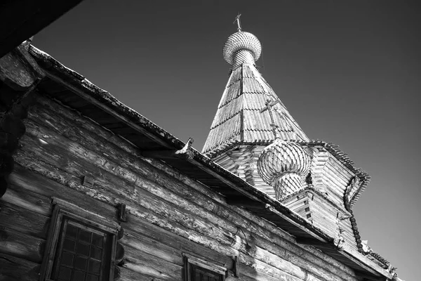 Церковь в деревне зимой — стоковое фото