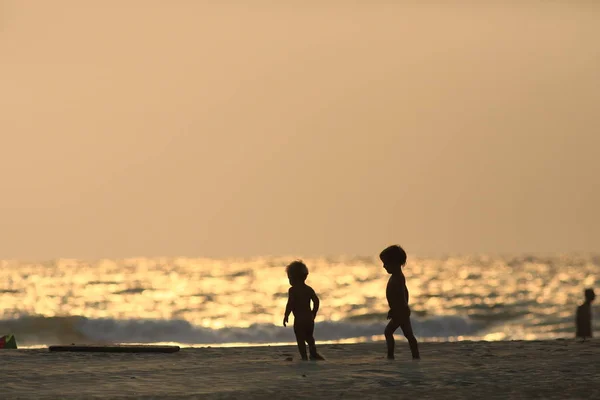 Bambini piccoli alla spiaggia di mare — Foto Stock