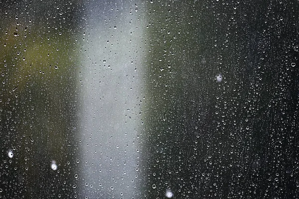 Esőcseppek folynak le az üvegen — Stock Fotó