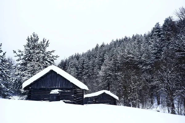 Kışın eski bir ev