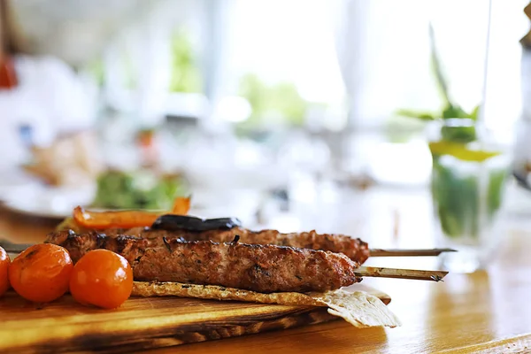 Prato de carne em um restaurante — Fotografia de Stock