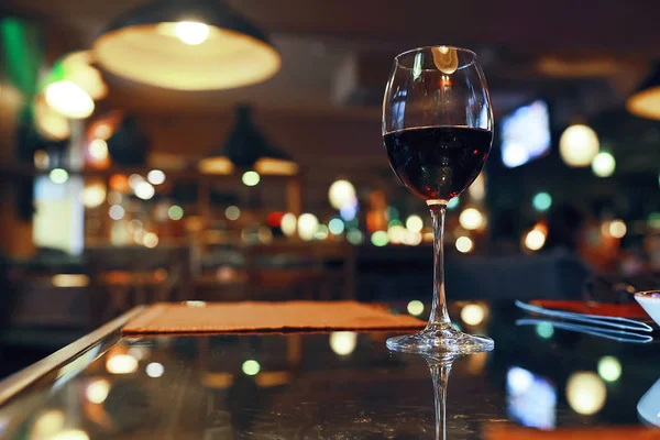 Келих вина на столі — стокове фото