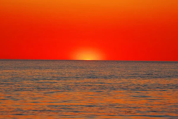 Rayos asombrosos de la puesta de sol roja — Foto de Stock