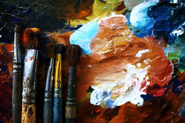 sanatçının tuval üzerine yağlıboya