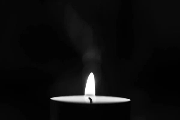 Malé hořící svíčka — Stock fotografie