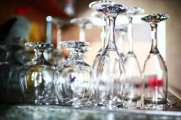 Bir rafta duran gözlük