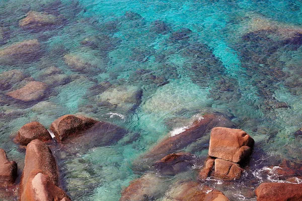 Блакитна вода з морськими камінцями — стокове фото