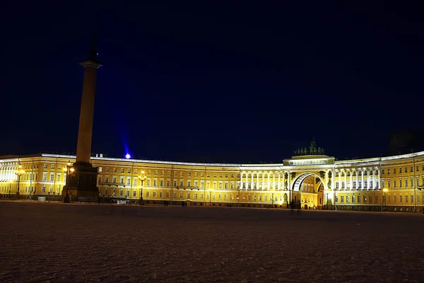 Şehir ışıkları ile alev aldı.