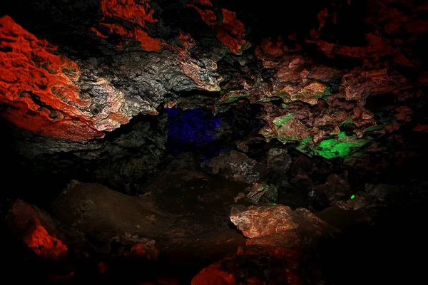 Разноцветные стены в пещере — стоковое фото