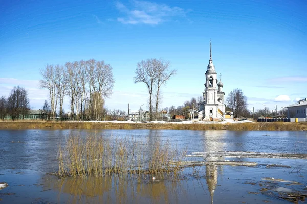 Kerk aan de oever van de rivier — Stockfoto