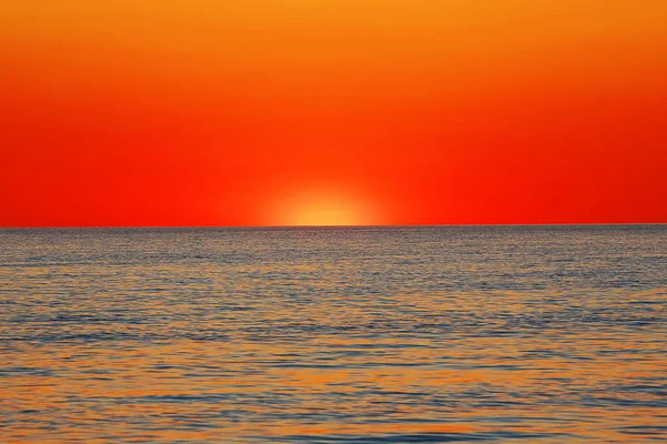 Şaşırtıcı kırmızı günbatımı ışınlarından