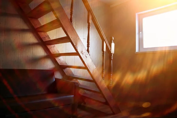 Holztreppe mit Geländern — Stockfoto