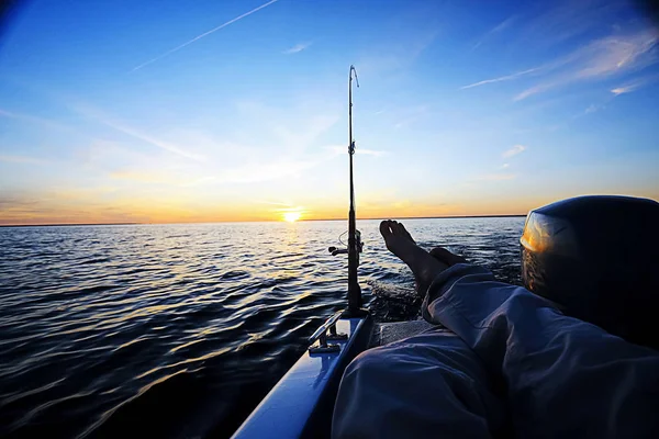 Pesca no barco no lago — Fotografia de Stock