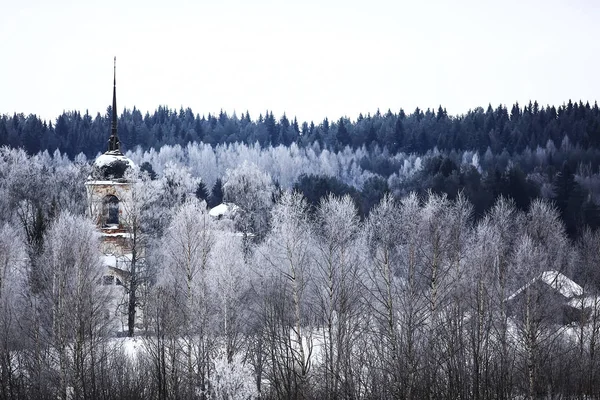 Kyrkan i byn på vintern — Stockfoto