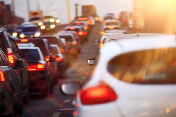 Coches que conducen en la ciudad — Foto de Stock