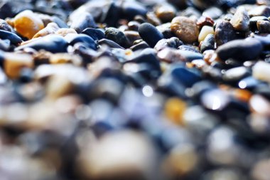 Nehir kıyısında çakıl doku 