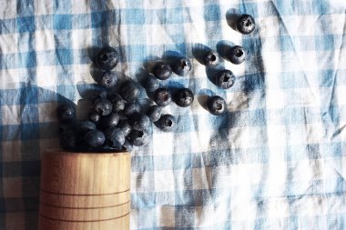 Masanın üzerinde yatan yaban mersini