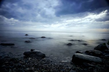 Gri bulutlar fırtına öncesi sessizlik