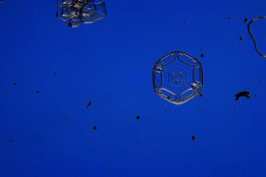 Mavi arkaplanda kar taneleri