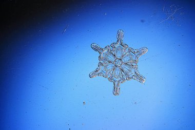 Mavi arkaplanda kar taneleri