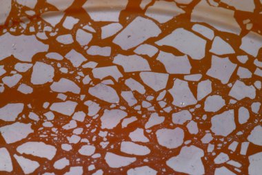 Su üzerinde yayılan petrol