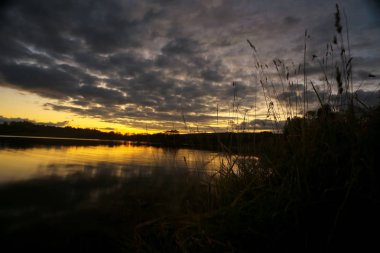 Göl kıyısında güzel bir gün batımı