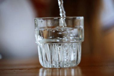 Bir kafede masada camdır