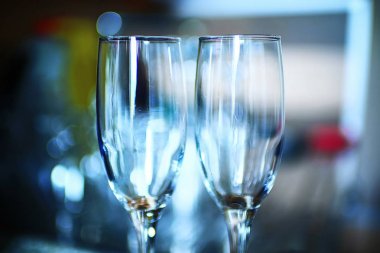 Bir rafta duran gözlük