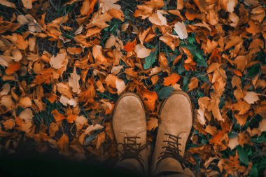 kişi yol boyunca yürüyüş 