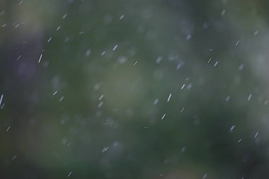 Bardaktan aşağı akan yağmur damlaları 