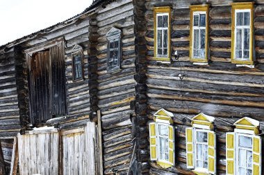 Köydeki eski ahşap ev.