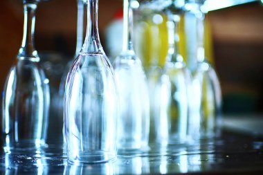 Bir rafta duran gözlük