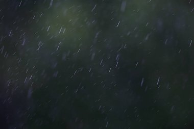 Bardaktan aşağı akan yağmur damlaları 