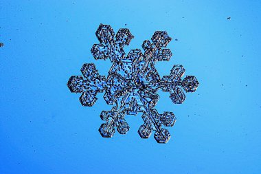 Mavi arkaplanda kar taneleri